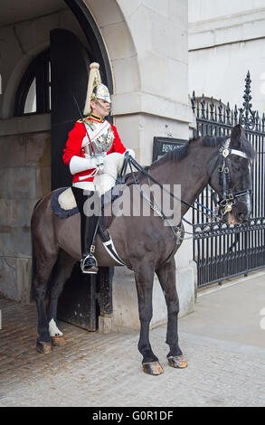 WINDSOR - 17 aprile: uomo non identificato sul cavallo, protezione ingresso Al Whitehall Palace il 17 aprile 2016 a Londra Foto Stock