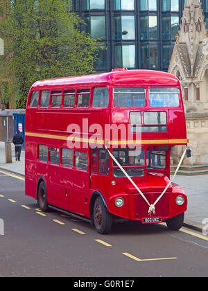 Famoso London's Double Decker sulla strada Foto Stock