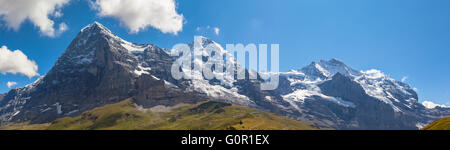 Panorama di Eiger, Monch e Jungfrau, le vette più famose sull'Oberland Bernese in Svizzera. Foto Stock