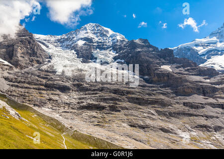 Chiudere la vista del famoso peak Monch e l'Eiger ghiacciaio delle Alpi svizzere su Oberland Bernese in Svizzera, situato tra Foto Stock