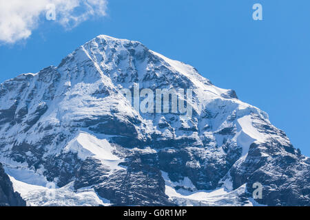 Chiudere la vista del famoso peak Monch delle Alpi svizzere su Oberland Bernese in Svizzera. Si tratta di uno dei principali vertici di B Foto Stock