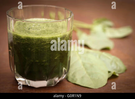 Succo di spinaci in un bicchiere Foto Stock