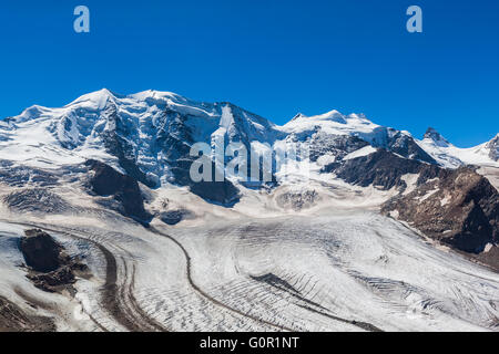 Splendida vista del massiccio del Bernina e il ghiacciaio di Morteratsch presso la casa di montagna del Diavolezza in Engadina area della Svizzera Foto Stock