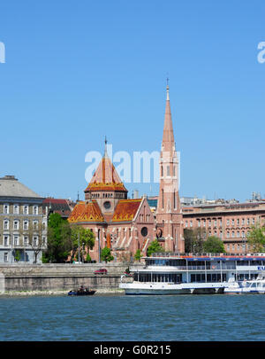 Buda chiesa calvinista accanto al fiume Danubio, Budapest, Ungheria Foto Stock