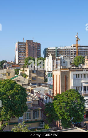 MAPUTO, MOZAMBICO - 29 aprile: mal mantenuta edifici coloniali a Maputo, Mozambico il 29 aprile 2012. Mozambico cerca di Foto Stock