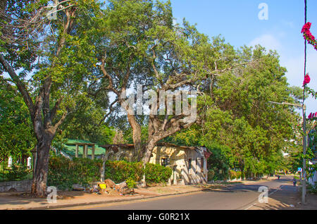 MAPUTO, MOZAMBICO - 29 aprile: mal mantenuta edifici coloniali a Maputo, Mozambico il 29 aprile 2012. Mozambico cerca di Foto Stock