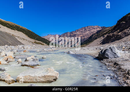 Bellissima vista egli Livigno Alpi delle Alpi Svizzere compresi Piz Albris nella valle del fiume dal ghiaccio in fusione di Mo Foto Stock