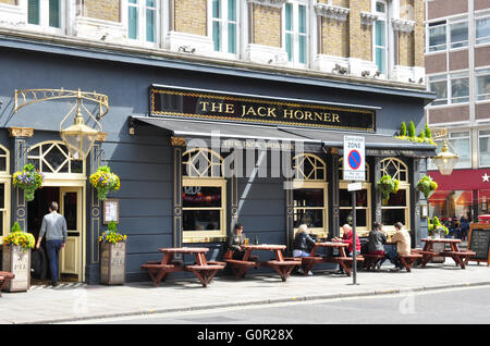 Il Jack Horner public house, Tottenham Court Road, Londra, Inghilterra, Regno Unito Foto Stock