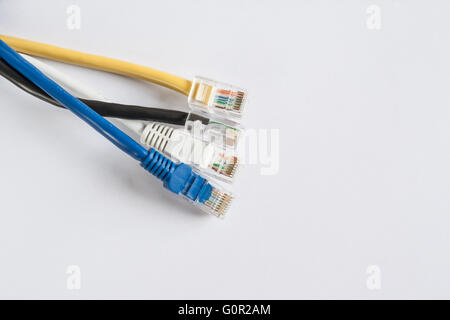 Vista ravvicinata di cavi LAN con quattro colori Foto Stock
