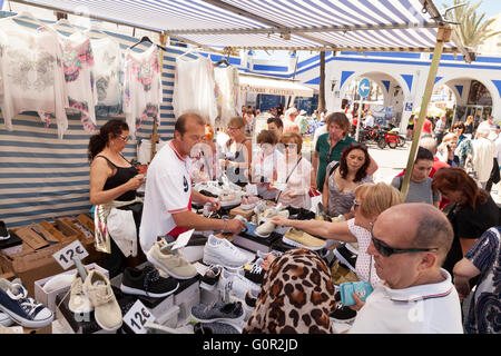 Locali spagnoli donne shopping per i vestiti nel mercato in stallo, Estepona mercato, Andalusia Spagna, Europa Foto Stock