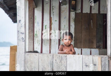 JAYAPURA, INDONESIA - circa Febbraio 2016: piccolo ragazzo di Papua, guardando la paura Foto Stock