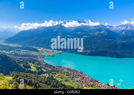 Vista aerea del Lago di Brienz e le Alpi dal Brienzer Rothorn su Oberland Bernese vicino alla famosa regione turistica di Interlak Foto Stock