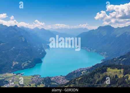 Vista aerea del Lago di Brienz e le Alpi dal Brienzer Rothorn su Oberland Bernese vicino alla famosa regione turistica di Interlak Foto Stock