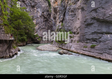 Vista della Aare Gorge nella valle di Hasli su Bernesr bernese, Svizzera. Esso è Tra Meiringen e Innertkirchen è quasi 200 Foto Stock