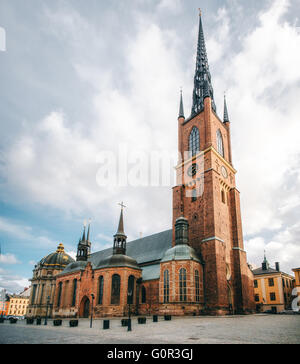 Riddarholmskyrkan Chiesa al giorno di sole sulla Birger Jarls Torg a Stoccolma, Svezia Foto Stock
