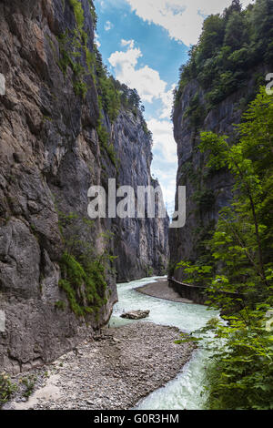 Vista della Aare Gorge nella valle di Hasli su Bernesr bernese, Svizzera. Esso è Tra Meiringen e Innertkirchen è quasi 200 Foto Stock