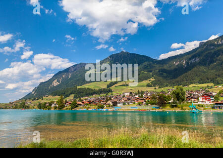 Splendida vista della piccola cittadina di Lungern sulle sponde del lago Lungernsee su Oberland bernese della Svizzera. Questa città si trova sul Foto Stock