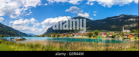 Vista panoramica della cittadina di Lungern sulle sponde del lago Lungernsee su Oberland bernese della Svizzera. Questa città si trova sul Foto Stock