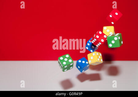 Dado colorato gettato Foto Stock