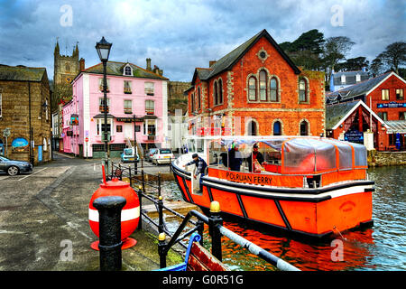 Fowey è un occupato Cornish città e porto sulla costa meridionale della Cornovaglia, con incantevoli stradine strette e un rifugio per piccole imbarcazioni Foto Stock