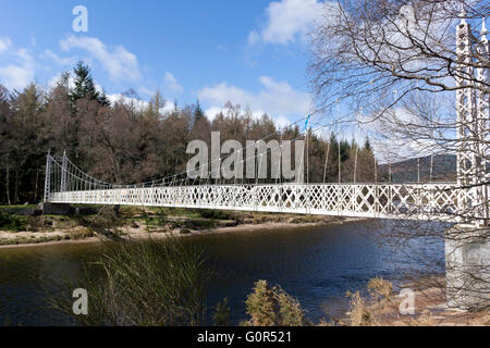 Il Cambus O'May ponte sopra il fiume Dee, tra Ballater e Braemar, in Aberdeenshire, Scozia Foto Stock