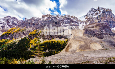Montare Aberdeen e Fairview Mountain dal sentiero escursionistico per la pianura di sei ghiacciai nel Parco Nazionale di Banff nelle Montagne Rocciose Canadesi Foto Stock