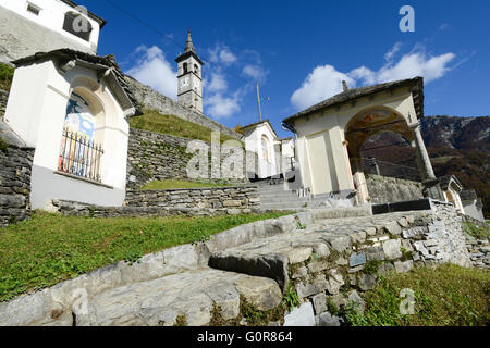 Il borgo rurale di Comologno sulla Valle Onsernone, Svizzera Foto Stock