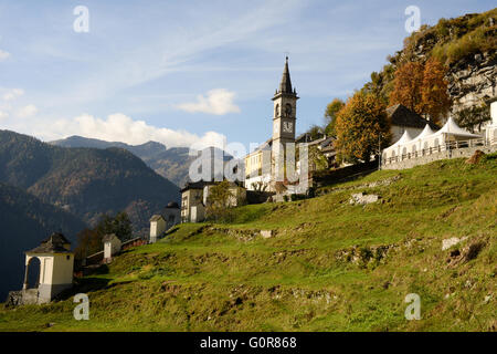 Il borgo rurale di Comologno sulla Valle Onsernone, Svizzera Foto Stock