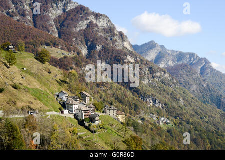 Il borgo rurale di Comologno sulla Valle Onsernone, Svizzera Foto Stock