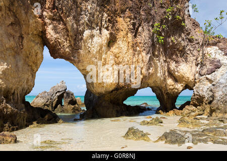 Rocce di grandi dimensioni su Ao Kwai beach, Ko Phayam island, Thailandia Foto Stock