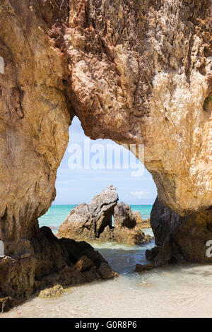 Rocce di grandi dimensioni su Ao Kwai beach, Ko Phayam island, Thailandia Foto Stock