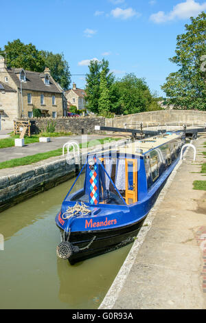 Narrowboat sul Kennet and Avon Canal a Bradford on Avon nel Wiltshire nel bloccare il portellone Foto Stock