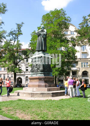 Un monumento di Martin Lutero sulla Karlsplatz nella città di Eisenach, Turingia, Germania Foto Stock