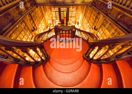 Lello e Irmao bookshop, scale a spirale, Oporto, Portogallo Foto Stock