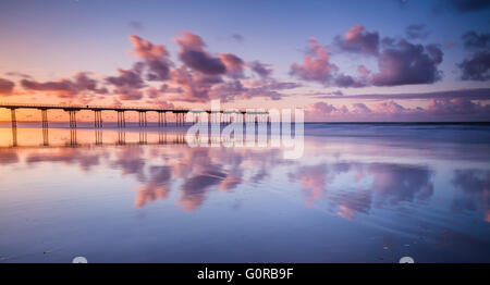 Saltburn Beach e il molo al tramonto primaverile, Cleveland Foto Stock