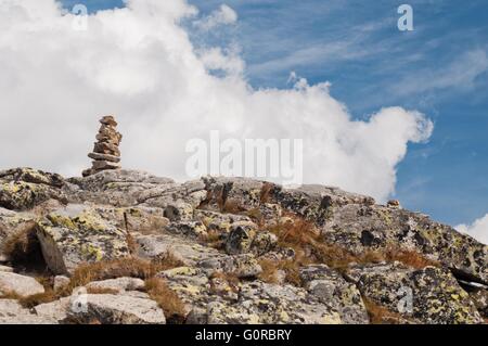 Zen pietre equilibrata pila in alta montagna Foto Stock