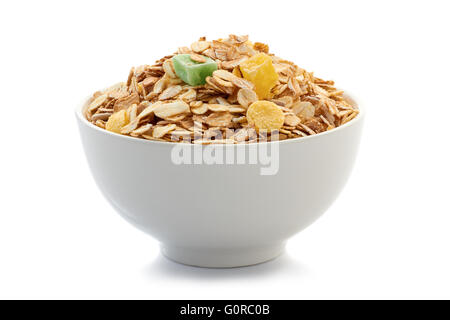 Muesli prima colazione nella ciotola su sfondo bianco Foto Stock