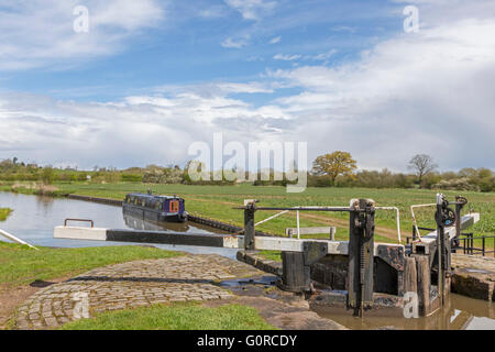 Serratura Alrewas sui Trent e Mersey Canal vicino al villaggio di Alrewas, Staffordshire, England, Regno Unito Foto Stock