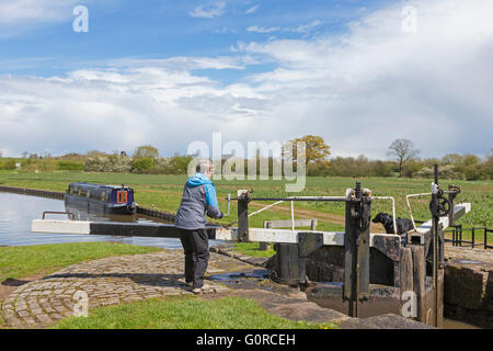 Serratura Alrewas sui Trent e Mersey Canal vicino al villaggio di Alrewas, Staffordshire, England, Regno Unito Foto Stock