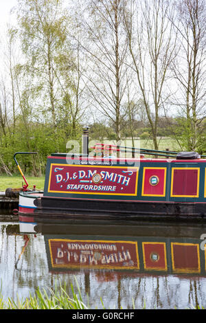 Tradizionalmente verniciati narrowboat, England, Regno Unito Foto Stock