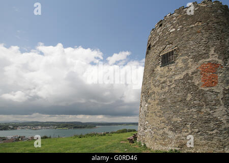 Ex mulino a vento sulla contea di Down costa, affacciato sul villaggio di Portaferry su Strangford Lough. Foto Stock