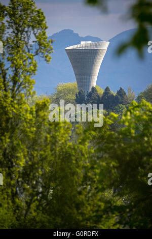 Il Prissé water tower, in Bayonne (Francia). Moderno edificio industriale. Punto di riferimento nella campagna. Foto Stock