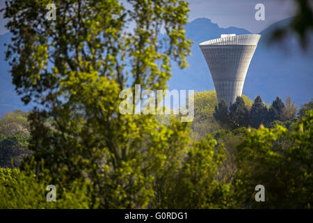 Il Prissé water tower, in Bayonne (Francia). Moderno edificio industriale. Punto di riferimento nella campagna. Foto Stock