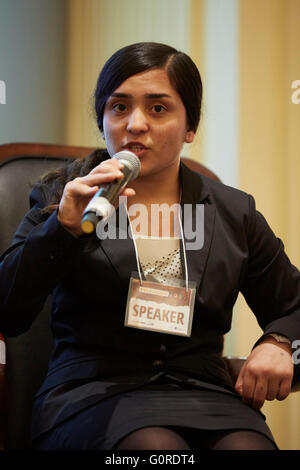 New York, NY, Stati Uniti d'America il 30 aprile 2016 la '#WeAreN2016' Samia Sleman,15 anni Yazidi, vittima ISIS/Daesh, ora rifugiato in Germania Foto Stock