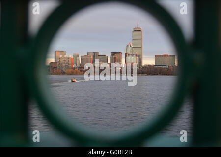 Boston's Prudential Tower e Back Bay visto attraverso un unico recinto sul fiume Charles e a Cambridge. Foto Stock