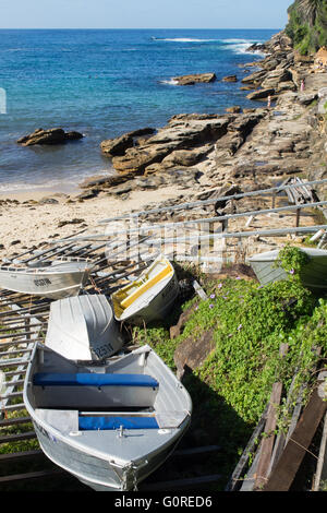 Gommoni di alluminio su rampe di legno a Gordons Bay, Sydney. Foto Stock