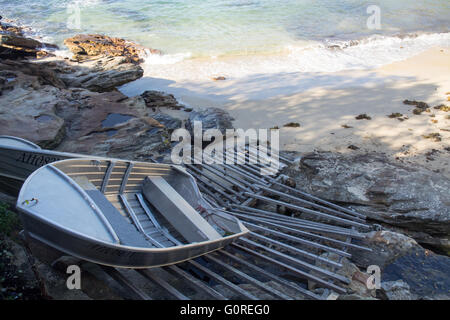 Due gommoni di alluminio su una barca di legno a rampa Gordons Bay, Sydney. Foto Stock