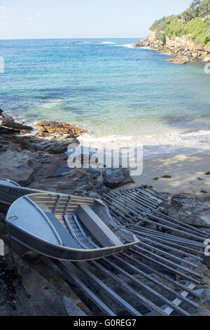 Due gommoni di alluminio su una barca di legno a rampa Gordons Bay, Sydney. Foto Stock