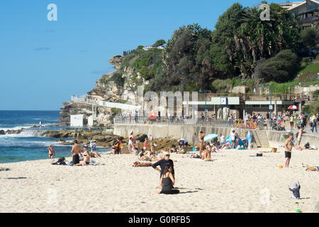 Frequentatori di spiaggia a Bronte Beach, Sydney. Foto Stock