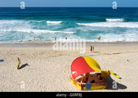 Frequentatori di spiaggia per nuotare o camminare a Bronte Beach, Sydney. Foto Stock